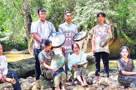 Các bạn trẻ người dân tộc thiểu số ở Tây Nguyên học hỏi, tiếp nhận các giá trị văn hóa truyền thống.