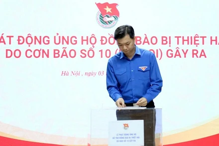 Đồng chí Nguyễn Minh Triết ủng hộ đồng bào bị thiệt hại do thiên tai tại chương trình.