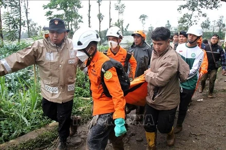 Lực lượng cứu hộ chuyển thi thể nạn nhân tại hiện trường vụ lở đất ở Tây Bandung, tỉnh Tây Java, Indonesia, ngày 24/1/2026. (Ảnh: THX/TTXVN)