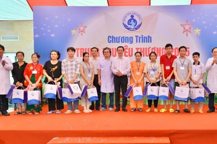 Trao quà hỗ trợ viện phí cho bệnh nhi có hoàn cảnh khó khăn.