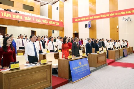 Đại biểu dự kỳ họp thực hiện nghi thức chào cờ.