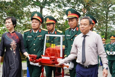 Lễ viếng, truy điệu và an táng 14 hài cốt liệt sĩ tại Nghĩa trang liệt sĩ xã Khe Sanh, tỉnh Quảng Trị.