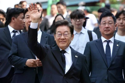 Ứng cử viên Tổng thống Hàn Quốc Lee Jae-myung của đảng Dân chủ sau khi bỏ phiếu sớm bầu Tổng thống tại điểm bầu cử ở Seoul ngày 29/5. (Ảnh: Yonhap/TTXVN)