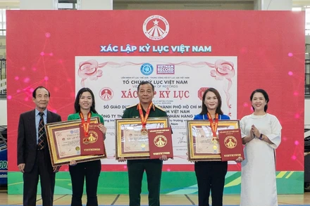 Đại diện đơn vị tổ chức, công bố và xác lập kỷ lục Việt Nam - Vietkings trao bằng chứng nhận đến các đơn vị đồng sở hữu Kỷ lục.