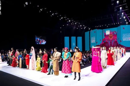 Bộ sưu tập của nhà thiết kế Cao Minh Tiến với chất liệu văn hóa dân gian vùng Kinh Bắc. (Ảnh: VIFW 2025)