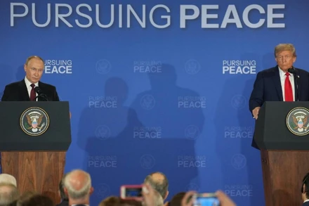 Tổng thống Mỹ Donald Trump và Tổng thống Nga Vladimir Putin tại cuộc họp báo chung ở Anchorage, Alaska, ngày 15/8/2025. (Ảnh: THX/TTXVN)