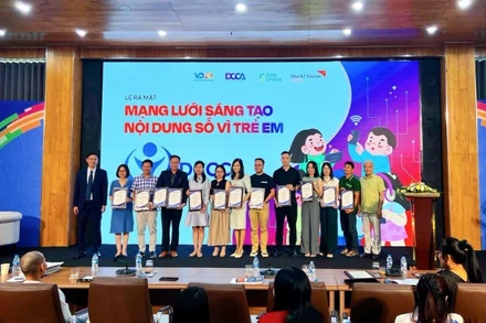 Đại diện một số tổ chức thành viên sáng lập Mạng lưới DCCC ra mắt.