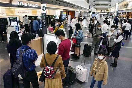 Hành khách tại sân bay Haneda ở thủ đô Tokyo, Nhật Bản. (Ảnh tư liệu: Kyodo/TTXVN)