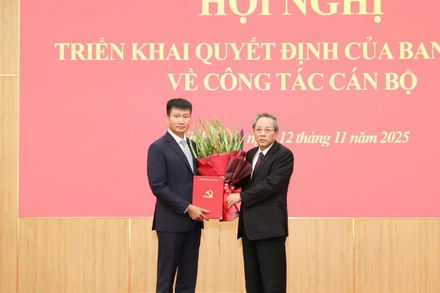 Đồng chí Hoàng Đăng Quang, Ủy viên Trung ương Đảng, Phó Trưởng ban Thường trực Ban Tổ chức Trung ương, trao quyết định cho đồng chí Trần Huy Tuấn giữ chức Phó Bí thư Tỉnh ủy Ninh Bình.