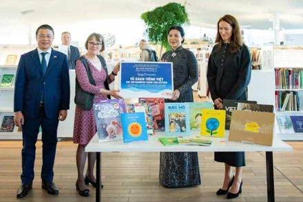 Phu nhân Tổng Bí thư Tô Lâm, bà Ngô Phương Ly trao tặng Thư viện Oodi “Tủ sách tiếng Việt”.