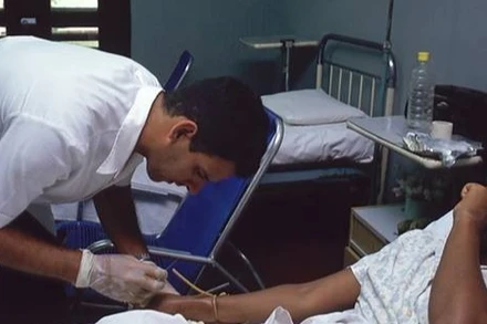 Bác sĩ Cuba chăm sóc cho một bệnh nhân. (Nguồn: Cubadebate)