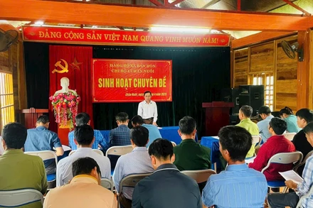 Buổi sinh hoạt chuyên đề tại Chi bộ bản Chăn Nuôi. (Ảnh: PHẠM CƯỜNG)