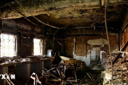 Bệnh viện bị phá hủy do xung đột tại Khartoum, Sudan. (Ảnh: THX/TTXVN)