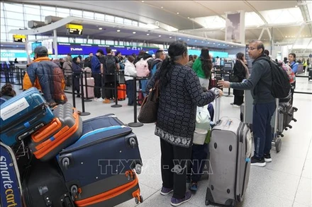 Hành khách chờ làm thủ tục tại sân bay quốc tế John F. Kennedy ở New York, Mỹ. (Ảnh: THX/TTXVN)