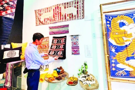 Các sản phẩm thổ cẩm được tạo ra từ kỹ thuật dệt “Tằm Hục Màn” của người Thái ở bản Hoa Tiến (Nghệ An) tưởng chừng mai một đang được lan tỏa rộng rãi nhờ sự hỗ trợ từ Hội đồng Anh.