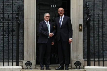 Thủ tướng Anh Keir Starmer và Thủ tướng Đức Friedrich Merz tại Thủ đô London. (Ảnh: politico.eu)