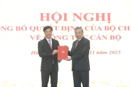 Tổng Bí thư Tô Lâm trao quyết định của Bộ Chính trị phân công đồng chí Nguyễn Duy Ngọc, Ủy viên Bộ Chính trị, Bí thư Trung ương Đảng, Chủ nhiệm Ủy ban kiểm tra Trung ương làm Bí thư Thành ủy Hà Nội nhiệm kỳ 2025-2030.