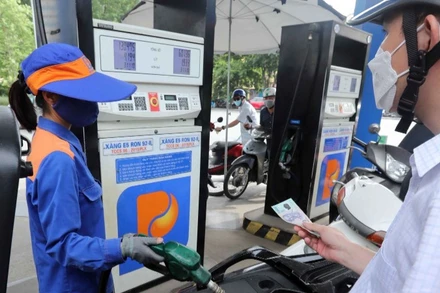 Khách mua xăng tại cửa hàng của Petrolimex. (Ảnh minh họa: TTXVN)