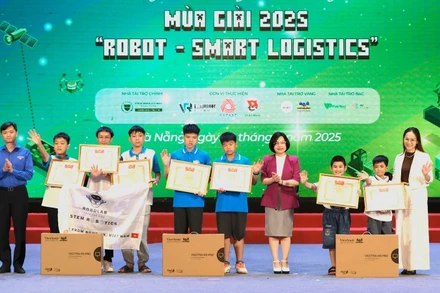 Ban tổ chức trao giải Nhất cho các đội.