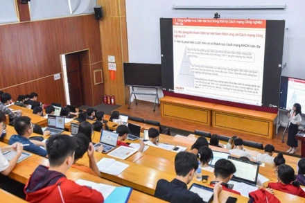 Giảng viên Đại học Bách khoa Hà Nội giảng bài, viết bài trên bảng tương tác thông minh. (Ảnh: DUY THÀNH)