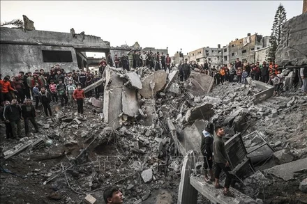 Quang cảnh đổ nát sau cuộc không kích của Israel tại Dải Gaza. (Ảnh: THX/TTXVN)