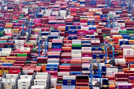 Cảng hàng hóa ở Sơn Đông, Trung Quốc. (Ảnh: THX/TTXVN)