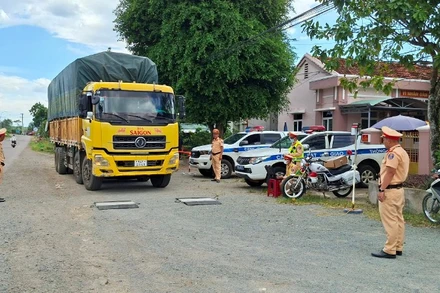 Cảnh sát giao thông tăng cường kiểm tra xe quá tải trọng, cơi nới thùng, chạy quá tốc độ trên Quốc lộ 29.