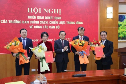 Đồng chí Trần Lưu Quang, Bí thư Trung ương Đảng, Trưởng ban Chính sách, chiến lược Trung ương trao quyết định phân công, sắp xếp cán bộ trong Ban.