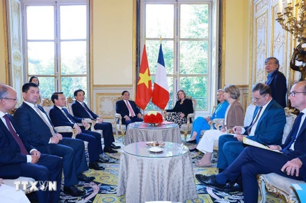 Thủ tướng Phạm Minh Chính hội kiến Chủ tịch Quốc hội Pháp.