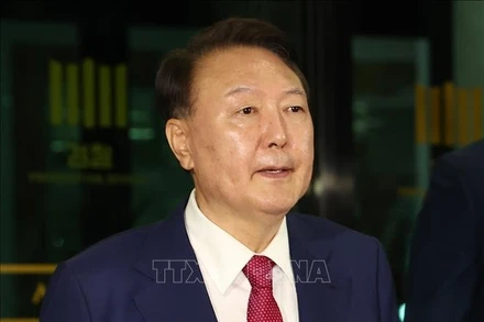 Cựu Tổng thống Hàn Quốc Yoon Suk Yeol rời Văn phòng công tố cấp cao Seoul ngày 6/7/2025. (Ảnh: Yonhap/TTXVN)