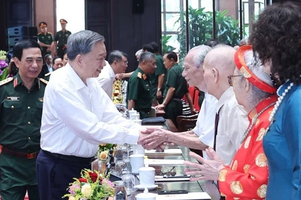 Tổng Bí thư Tô Lâm với các cán bộ lão thành cách mạng. (Ảnh: TTXVN)