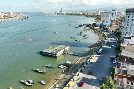 Con đường du lịch Trương Pháp chạy dọc bờ sông Nhật Lệ.