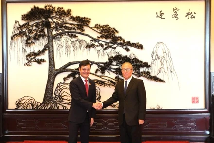 Đồng chí Lý Hồng Trung (bên phải) tiếp đồng chí Bùi Quang Huy, Phó Chủ tịch Ủy ban Trung ương Mặt trận Tổ quốc Việt Nam, Bí thư thứ nhất Trung ương Đoàn.