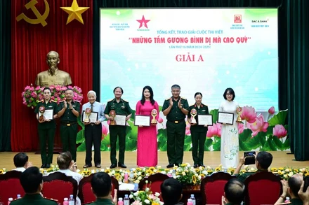 Ban Tổ chức vinh danh tác giả và nhân vật trong các tác phẩm đoạt giải A.