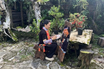 Trần Lan Anh đang hoàn tất một bức tranh trên ván gỗ.