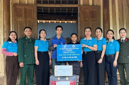 Hội Liên hiệp Phụ nữ tỉnh Nghệ An và các đơn vị đồng hành trao kinh phí hỗ trợ xây dựng mái ấm tình thương cho hội viên khó khăn về nhà ở tại xã Thông Thụ.