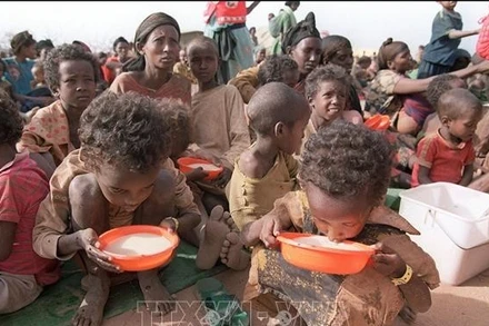 Trẻ em uống sữa tại trại tị nạn Kebribeyah ở miền đông Ethiopia. (Ảnh: AFP/TTXVN)