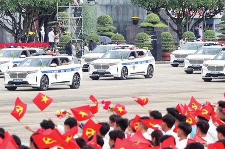 Những chiếc VF9 mầu trắng được sản xuất riêng cho lực lượng cảnh sát giao thông. (Ảnh: K.MINH)