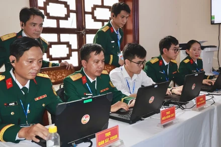 Tổ bảo đảm kỹ thuật tại "Đại hội không giấy" Quân khu 7.