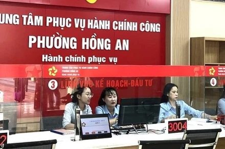 Tại mỗi xã/phường luôn có 2 cán bộ kỹ thuật của VNPT thường trực để hỗ trợ cán bộ xã/phường trong suốt quá trình thực hiện chuyển đổi dữ liệu phục vụ mô hình chính quyền 2 cấp. (Ảnh: tại phường Hồng An -Thành phố Hải Phòng)