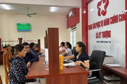 Do thiếu cán bộ chuyên môn nên áp lực công việc với các cán bộ, công chức xã Kỳ Thượng (Hà Tĩnh) rất lớn.