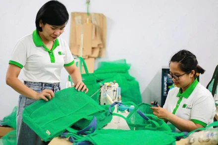 Chị Huỳnh Thị Tường Vy (bên trái) kiểm tra sản phẩm.