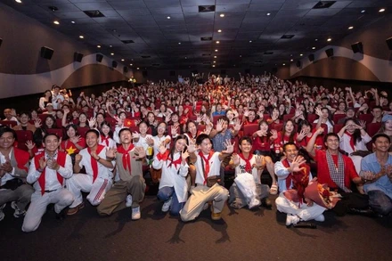 Đoàn làm phim Mưa đỏ giao lưu với khán giả Thủ đô. (Ảnh: GIA LINH)