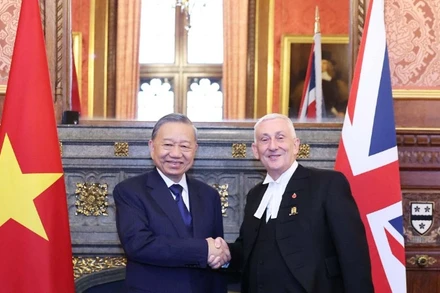 Tổng Bí thư Tô Lâm hội kiến Chủ tịch Hạ viện Anh Lindsay Hoyle. (Ảnh: Thống Nhất/TTXVN)