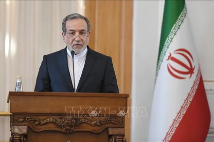 Ngoại trưởng Iran Abbas Araghchi phát biểu tại cuộc họp báo ở Tehran. (Ảnh: THX/TTXVN)
