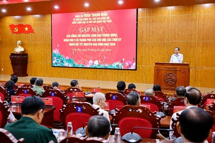 Chủ tịch Quốc hội Trần Thanh Mẫn gặp mặt các đồng chí lãnh đạo, nguyên lãnh đạo thành phố qua các thời kỳ. (Ảnh: TTXVN)