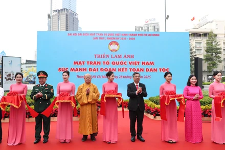 Đại biểu cắt băng khai mạc triển lãm "Mặt trận Tổ quốc Việt Nam-Phát huy sức mạnh đại đoàn kết". (Ảnh: Hoàng Triều)