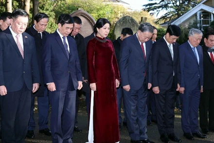 Tổng Bí thư Tô Lâm và các đại biểu tại mộ Karl Marx ở nghĩa trang Highgate, thủ đô London. (Ảnh: Thống Nhất/TTXVN) 