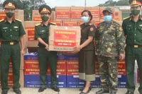 Bộ Chỉ huy Quân sự tỉnh Quảng Nam tặng khẩu trang y tế cho Bộ Chỉ huy Quân sự tỉnh Sê Kông (Lào)