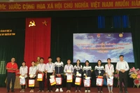 Trao quà cho học sinh giỏi vượt khó.